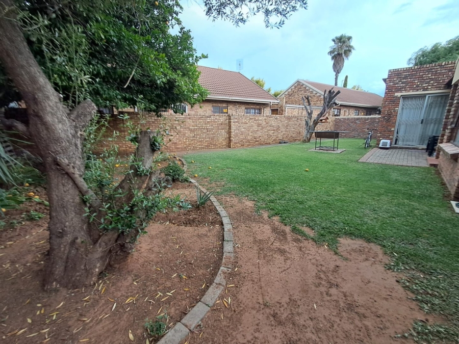 5 Bedroom Property for Sale in Langenhovenpark Free State